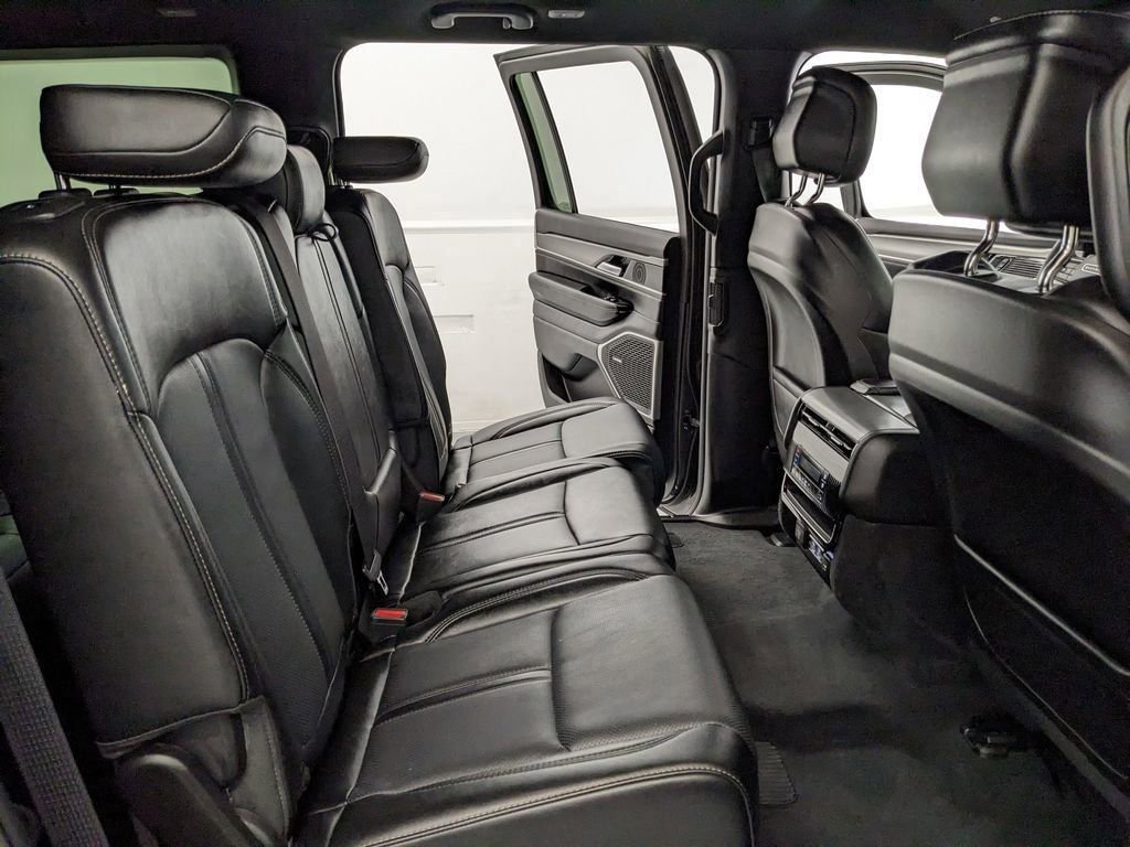 Used 2025 Jeep Wagoneer L Series II w/ 8-pass Seating Package AWD/4WD image 24