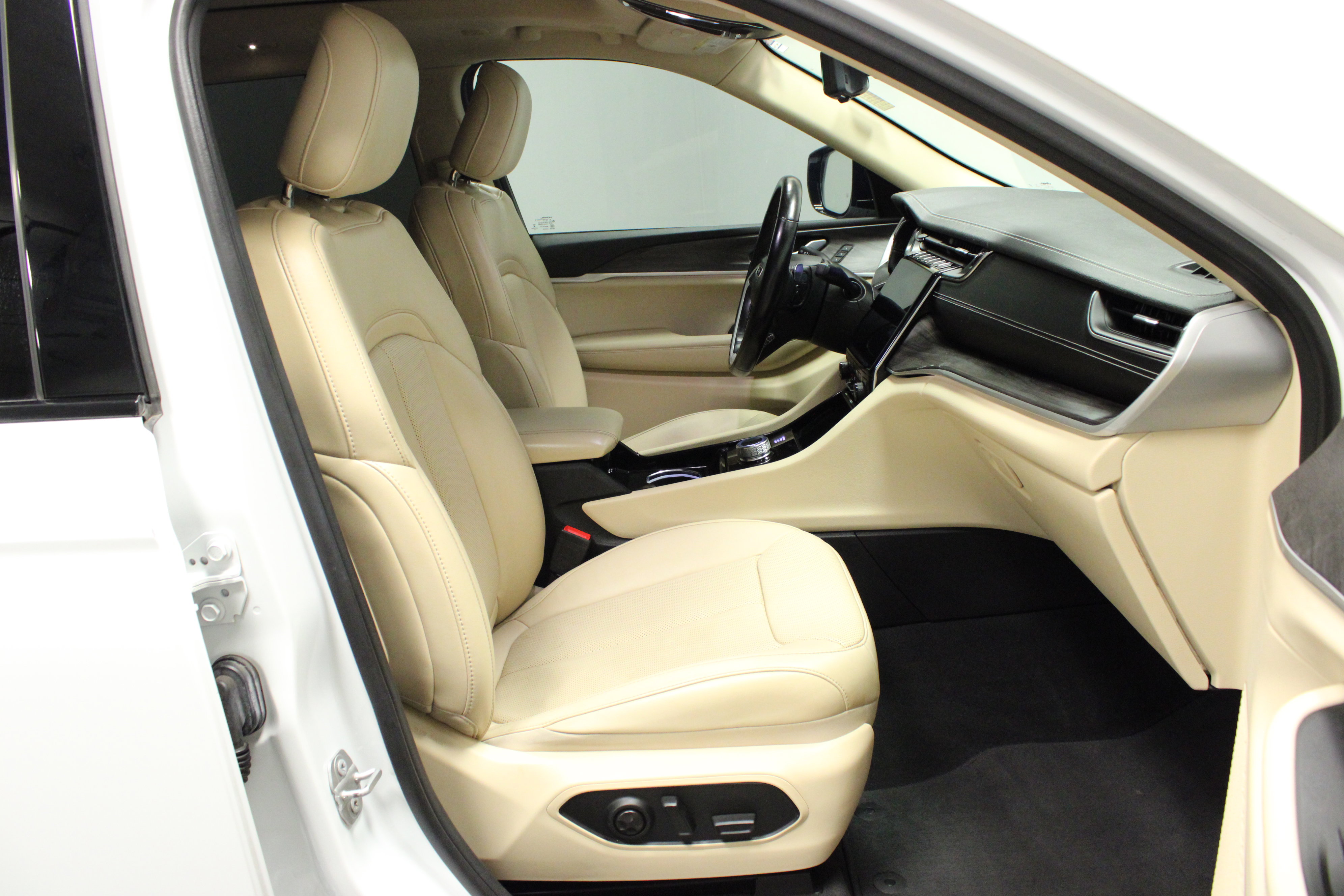 Used 2021 Jeep Grand Cherokee L Limited w/ Luxury Tech Group II image 15