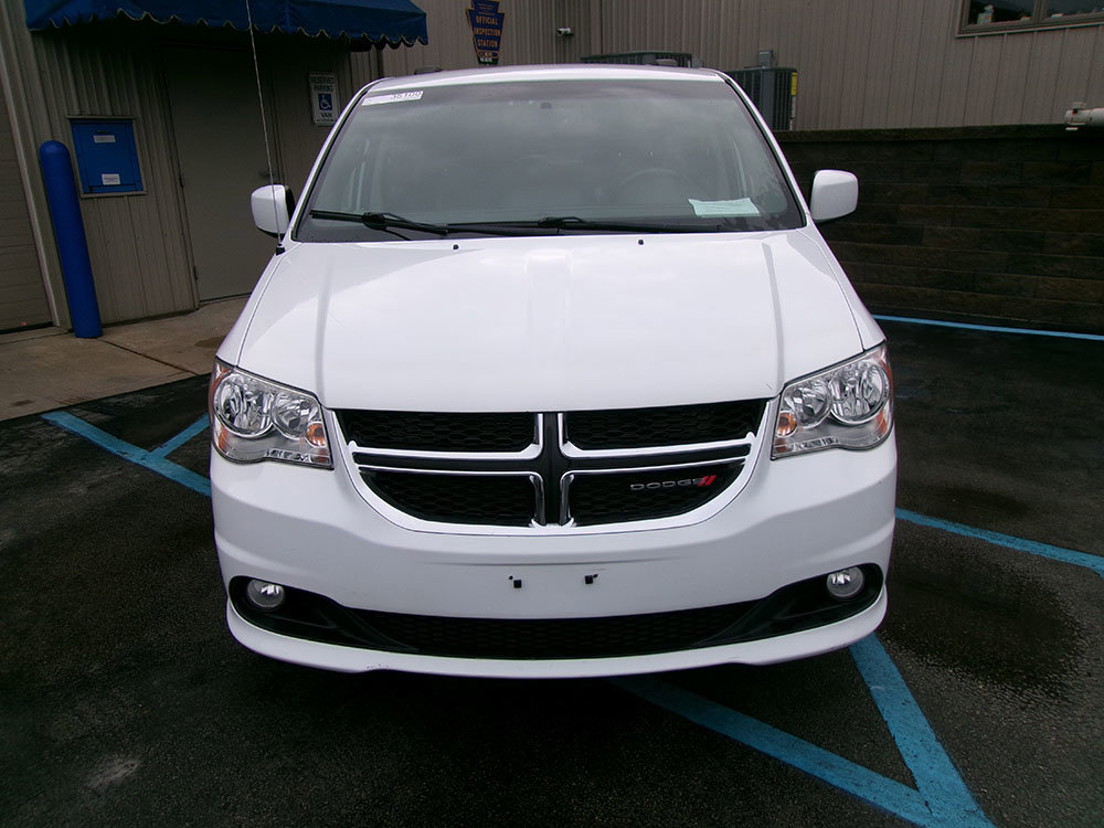 Used 2017 Dodge Grand Caravan SXT image 2