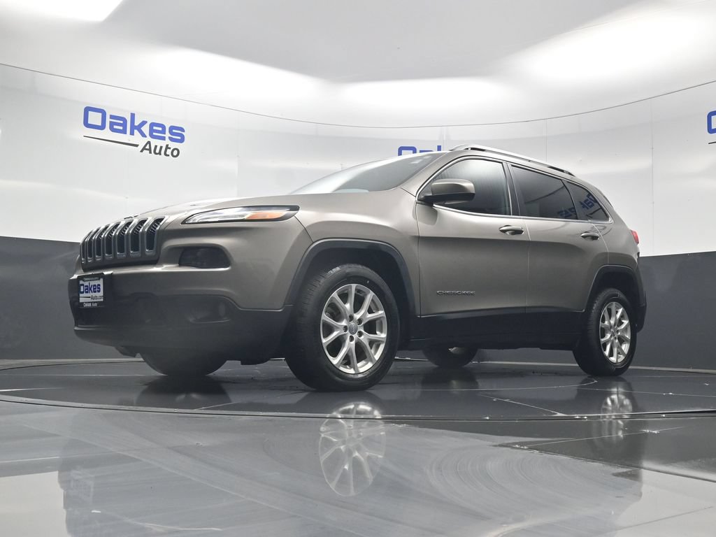 Used 2017 Jeep Cherokee Latitude w/ Cold Weather Group FWD image 36