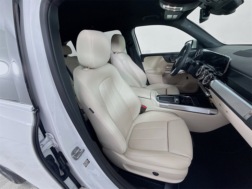 Used 2025 Mercedes-Benz GLB 250 4MATIC image 27