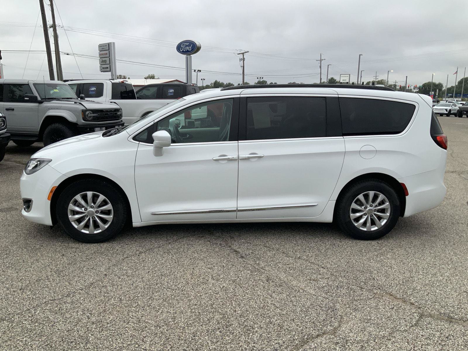 Used 2017 Chrysler Pacifica Touring-L FWD image 7