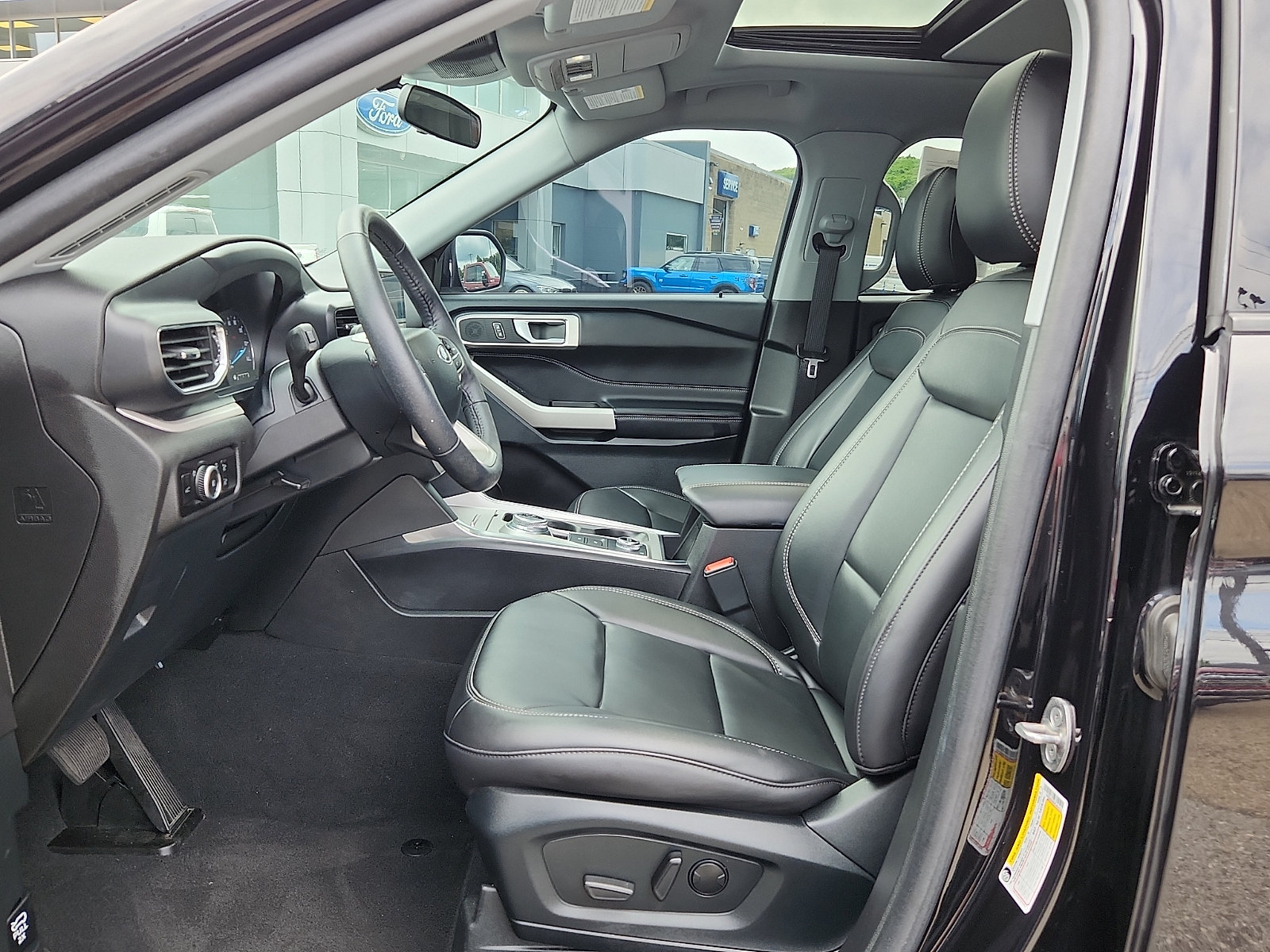 Used 2023 Ford Explorer XLT w/ Equipment Group 202A AWD/4WD image 13