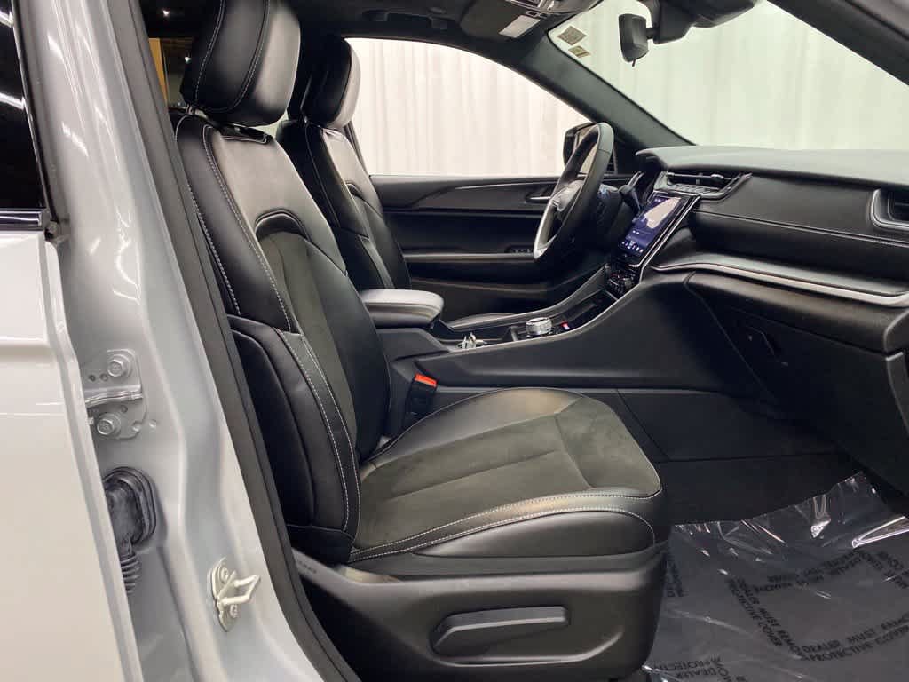 Used 2023 Jeep Grand Cherokee Altitude AWD/4WD image 19