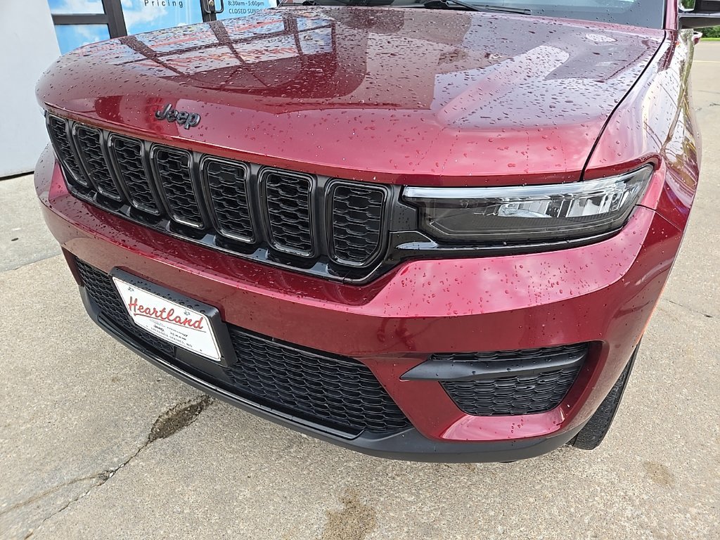 Used 2023 Jeep Grand Cherokee Altitude AWD/4WD image 16