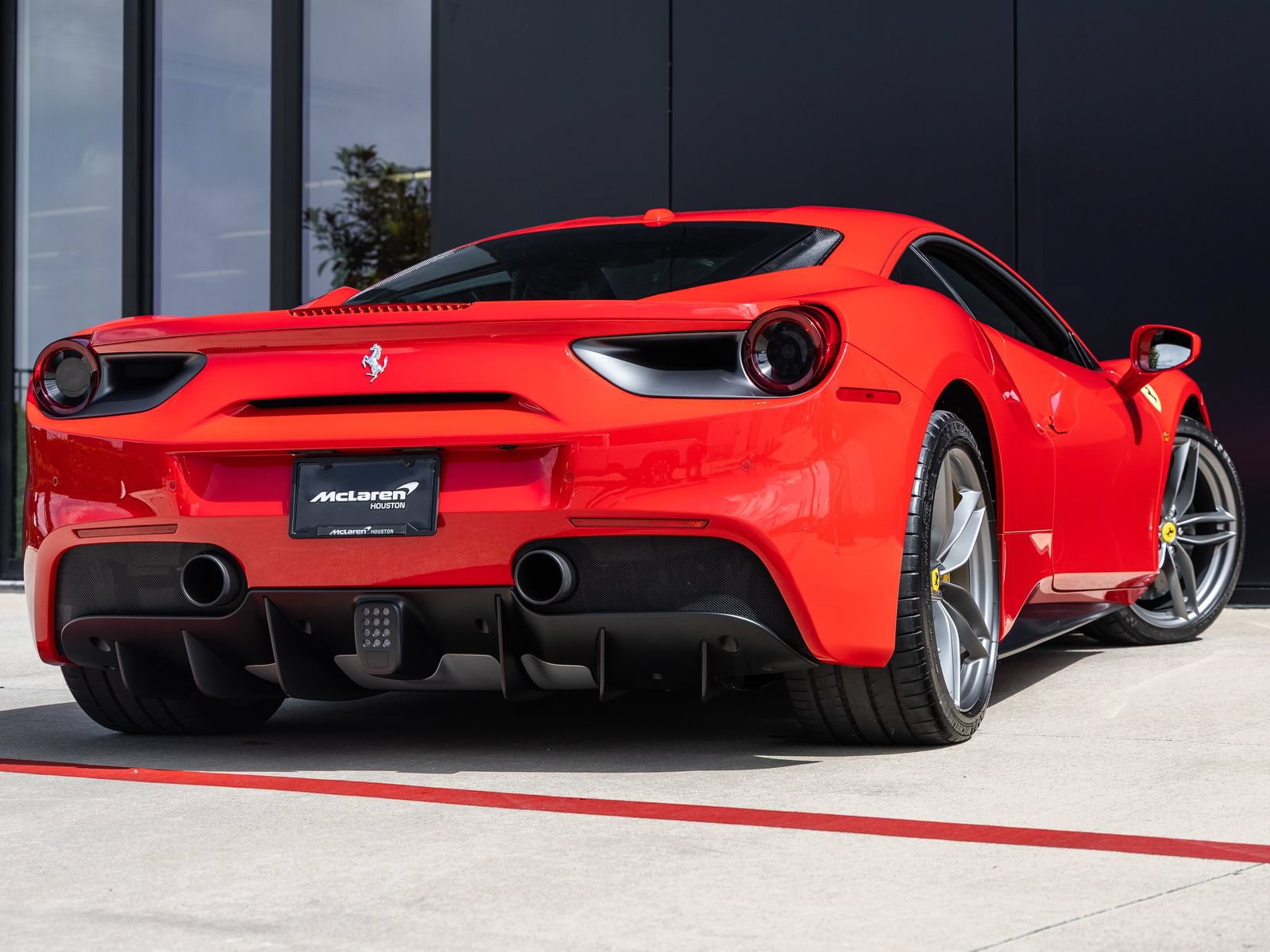 Used 2017 Ferrari 488 GTB RWD image 9