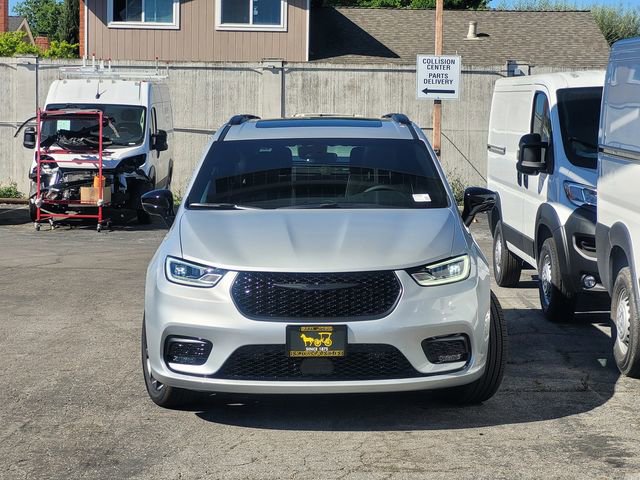 New 2026 Chrysler Pacifica Limited image 2