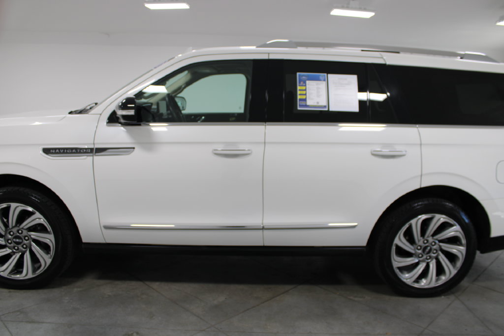 Used 2023 Lincoln Navigator Reserve AWD/4WD image 6