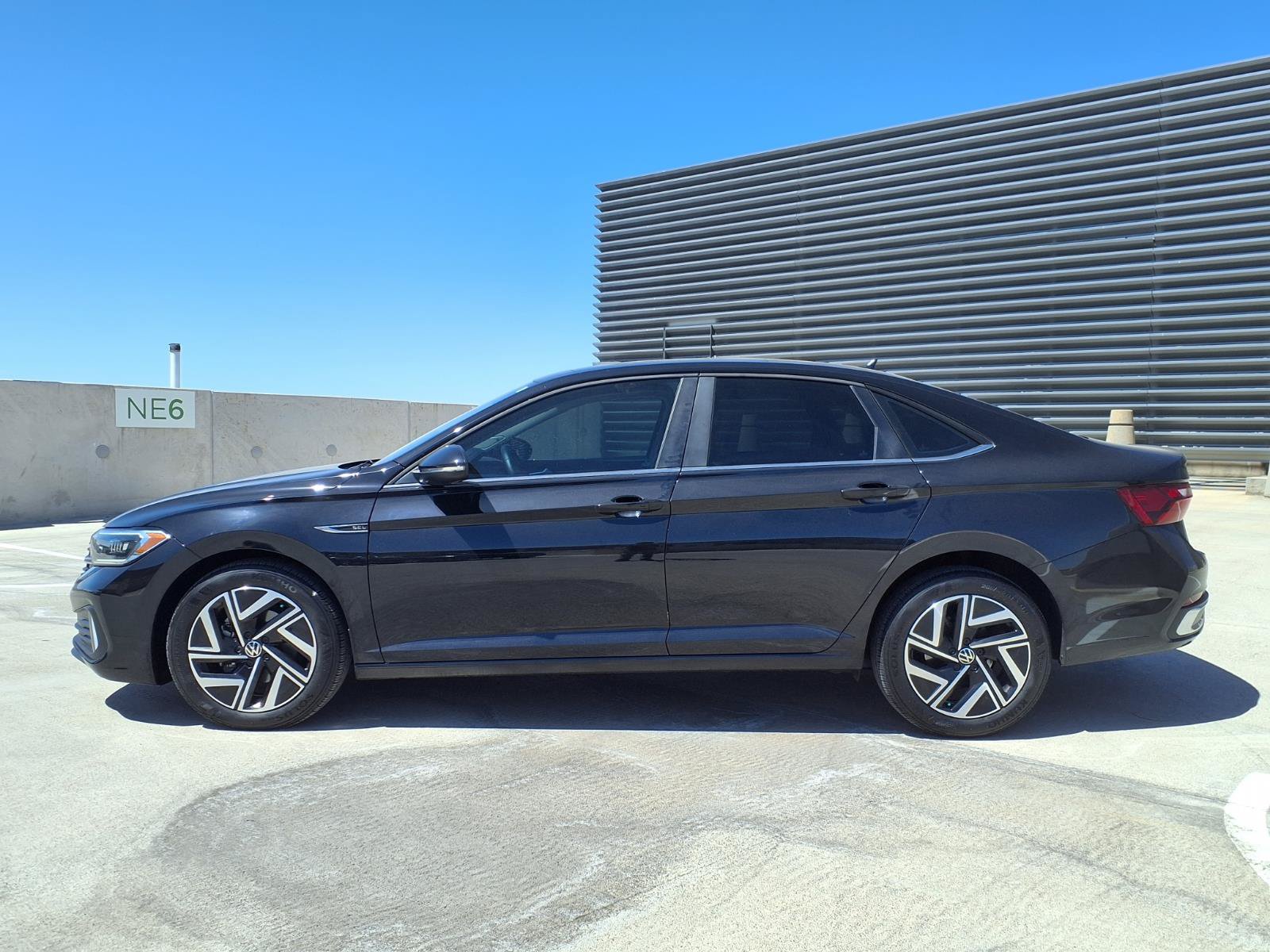 Used 2024 Volkswagen Jetta SEL FWD image 3
