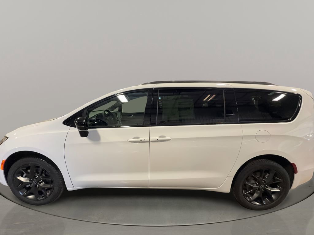 New 2026 Chrysler Pacifica Select w/ S Appearance Package image 4