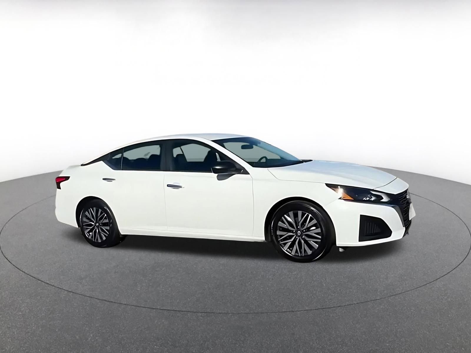 Used 2025 Nissan Altima 2.5 SV image 2