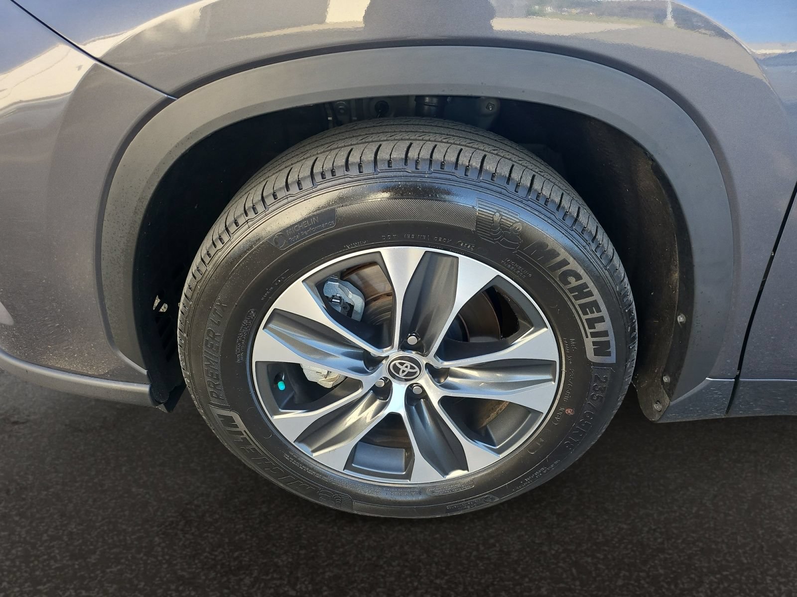 Used 2025 Toyota Highlander XLE FWD image 40