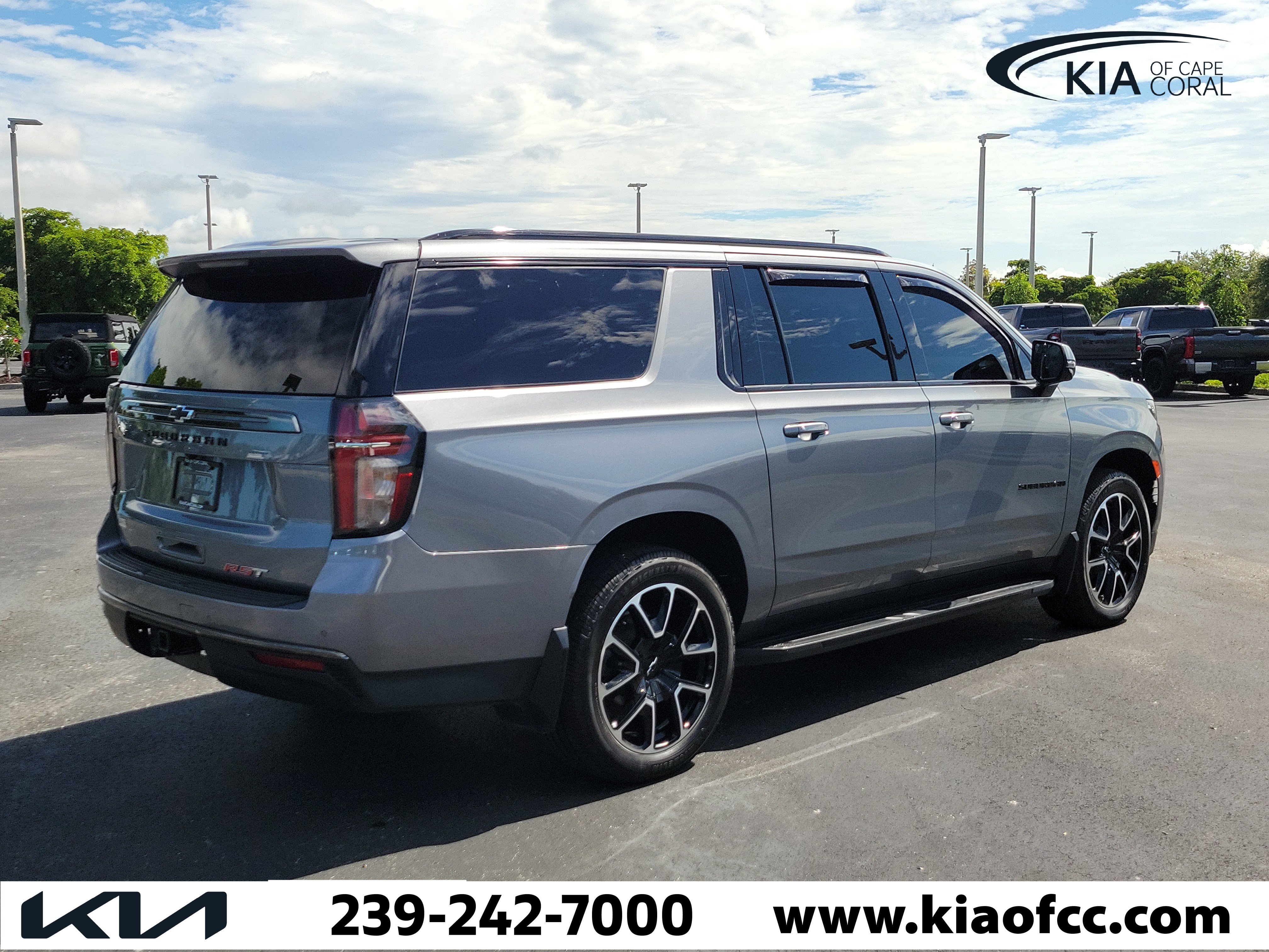 Used 2022 Chevrolet Suburban RST w/ Luxury Package AWD/4WD image 6