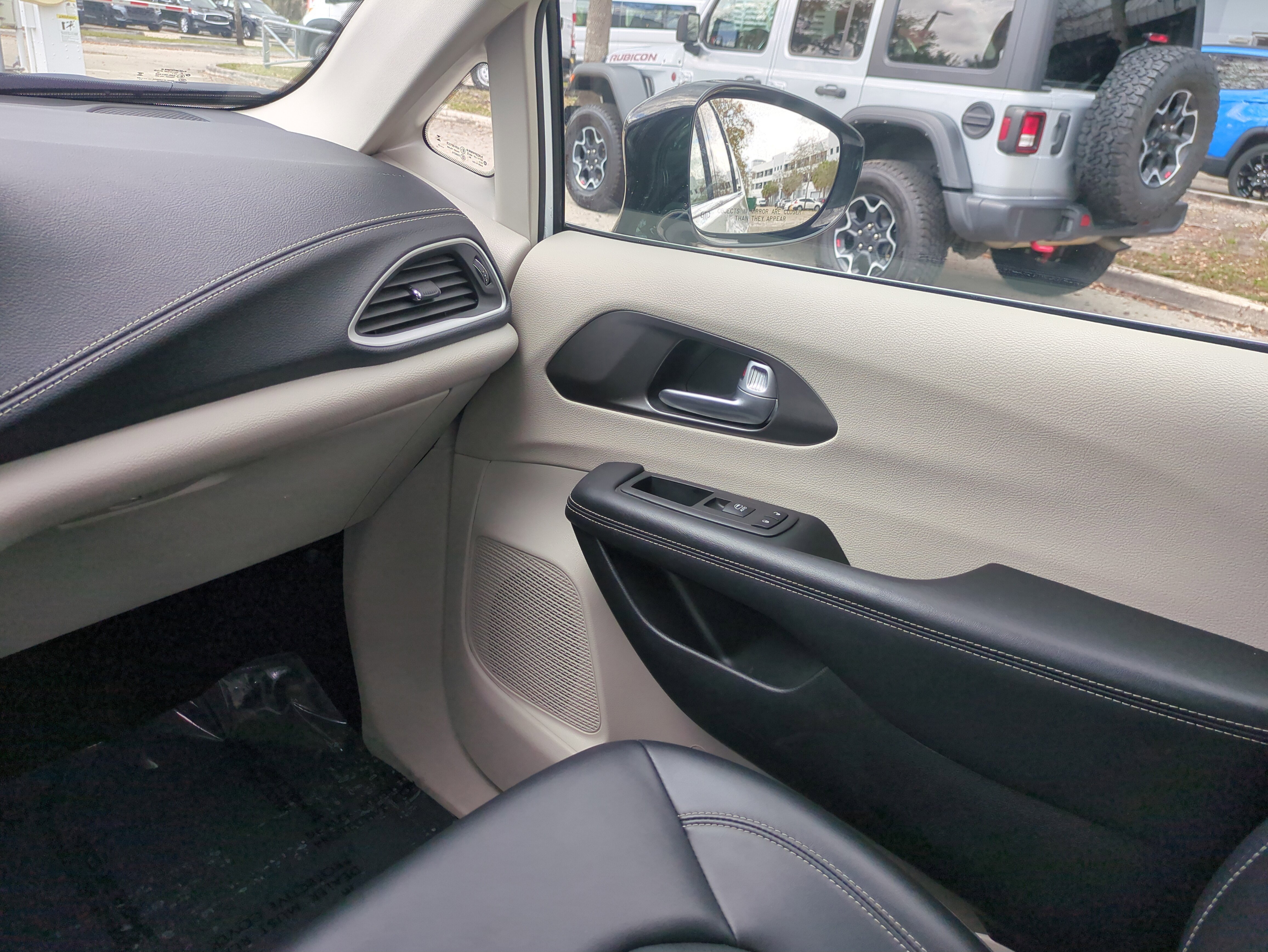 Certified 2024 Chrysler Pacifica Select image 18