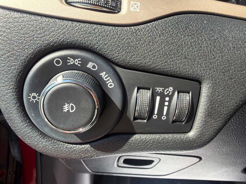Used 2016 Jeep Cherokee Latitude w/ Cold Weather Group AWD/4WD image 11