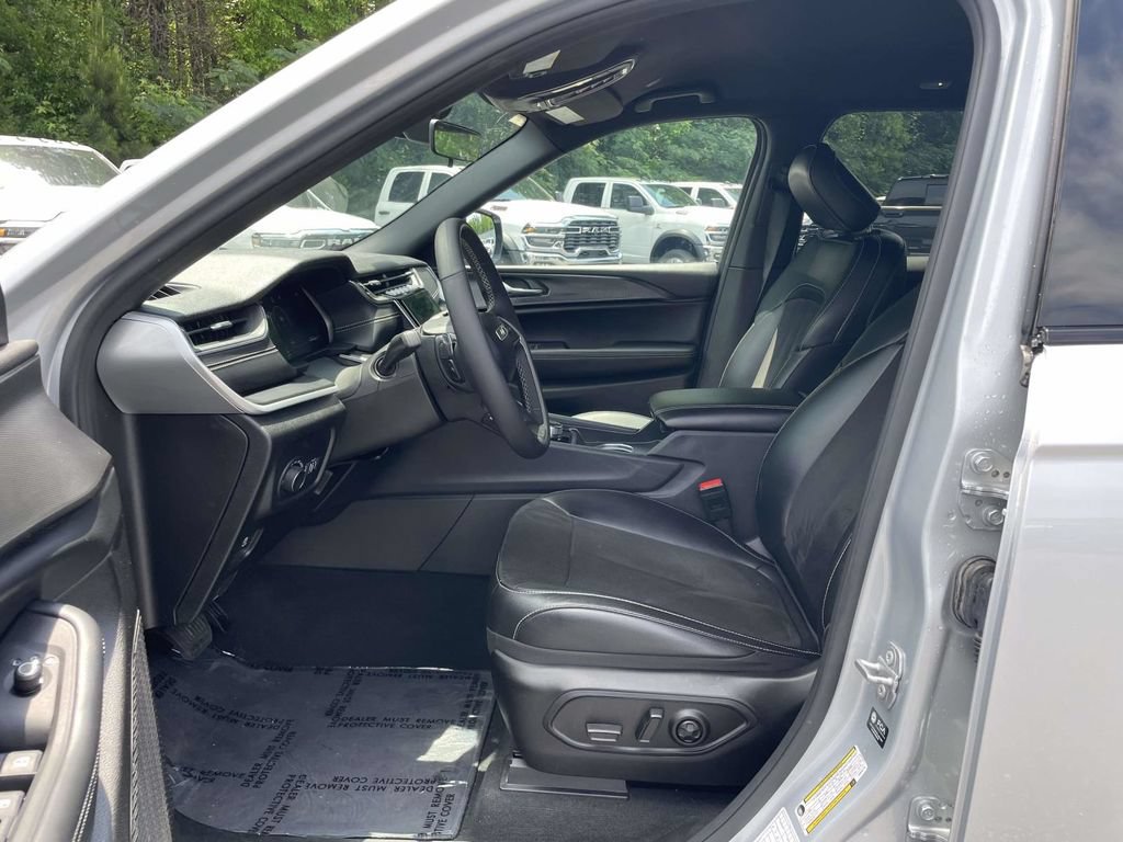 Used 2025 Jeep Grand Cherokee Altitude AWD/4WD image 26