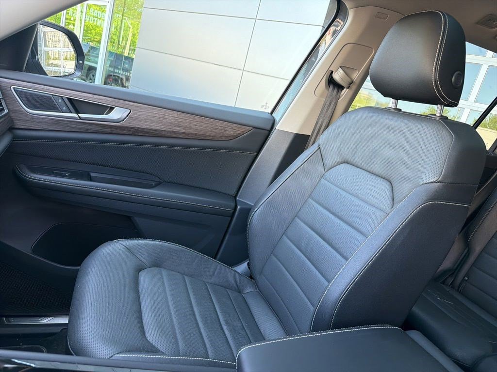 Used 2025 Volkswagen Atlas SEL AWD/4WD image 17