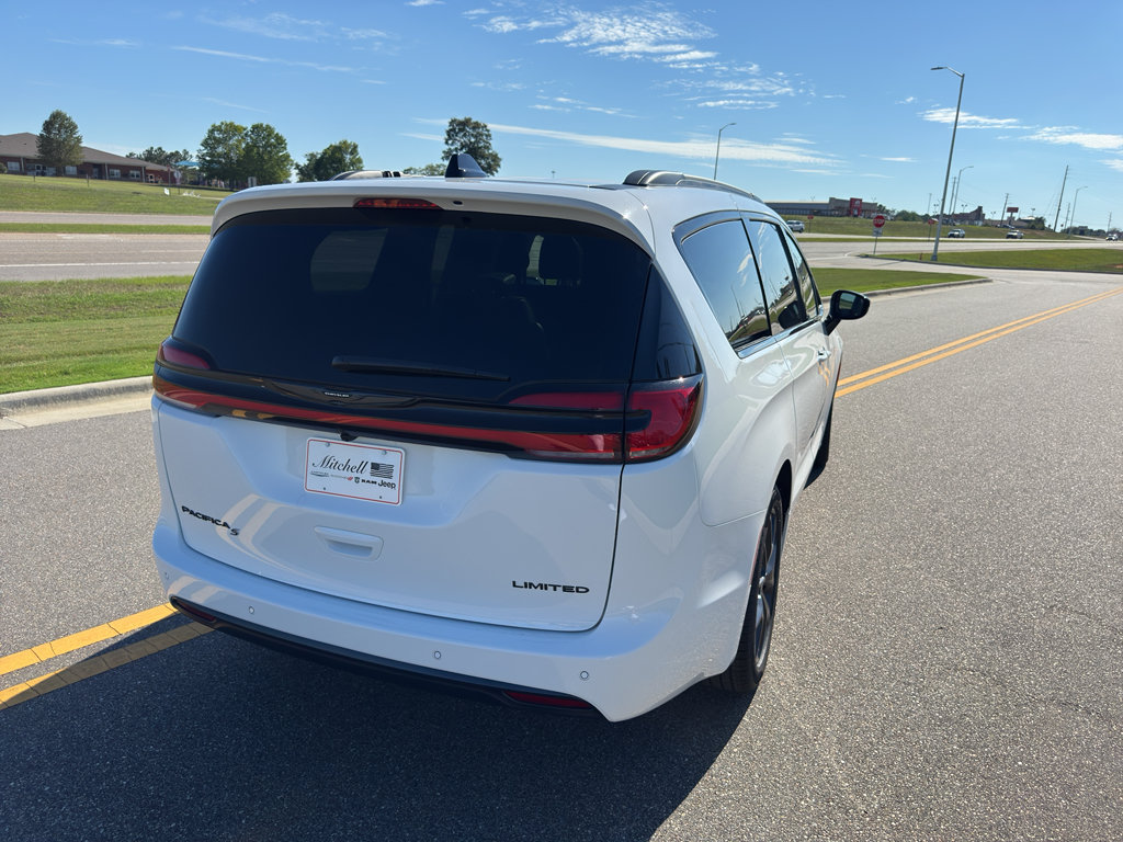 New 2026 Chrysler Pacifica Limited w/ S Appearance Package FWD image 5