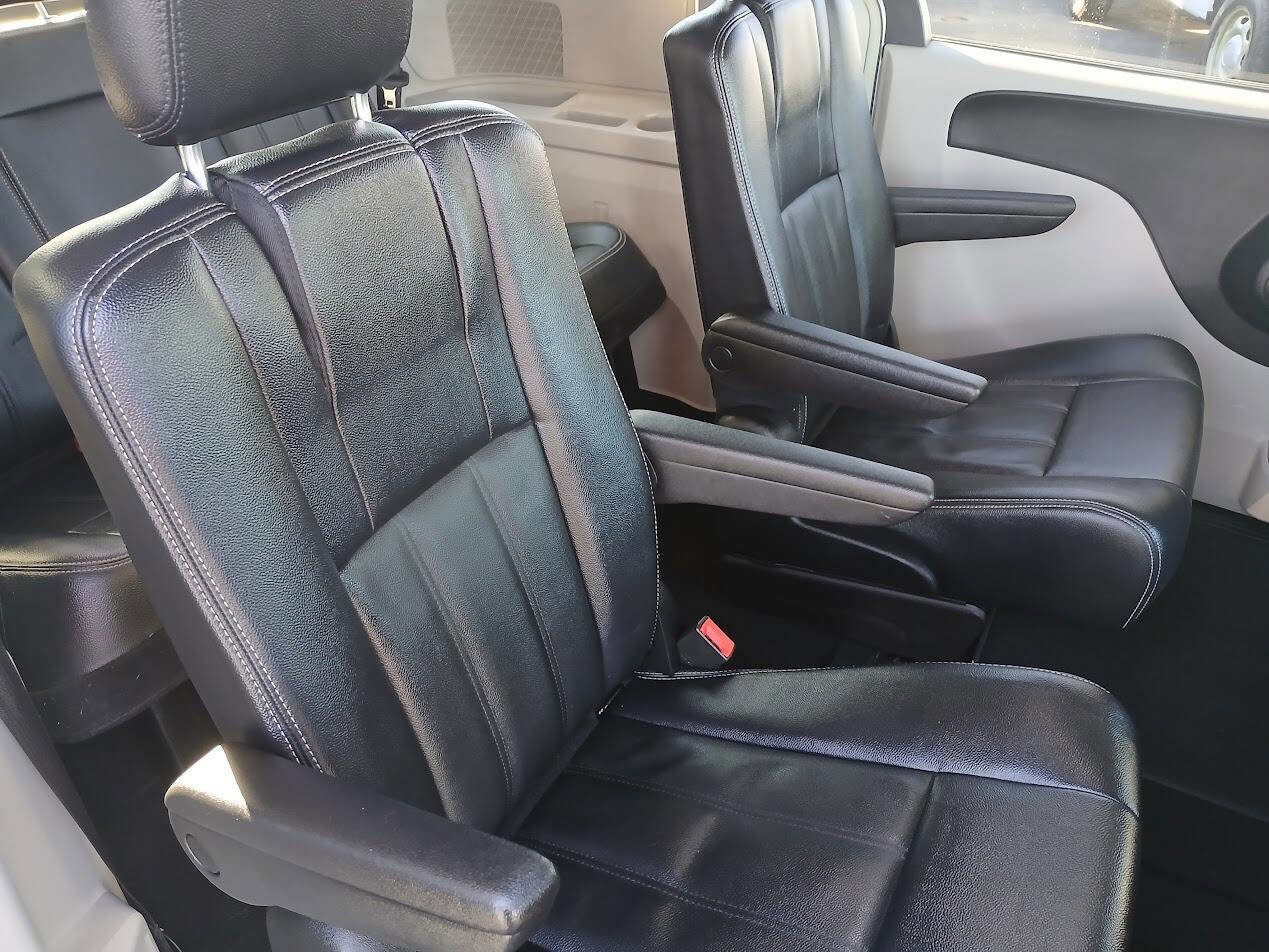 Used 2016 Chrysler Town & Country Touring image 8