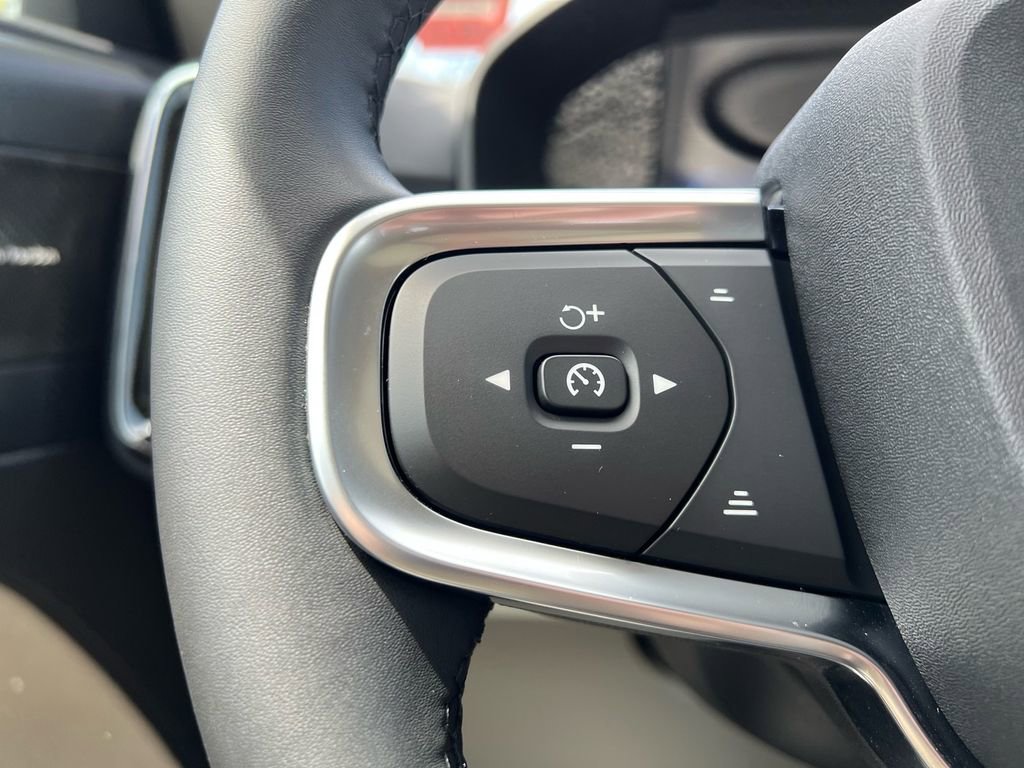 Certified 2025 Volvo XC40 B5 Ultra AWD/4WD image 12