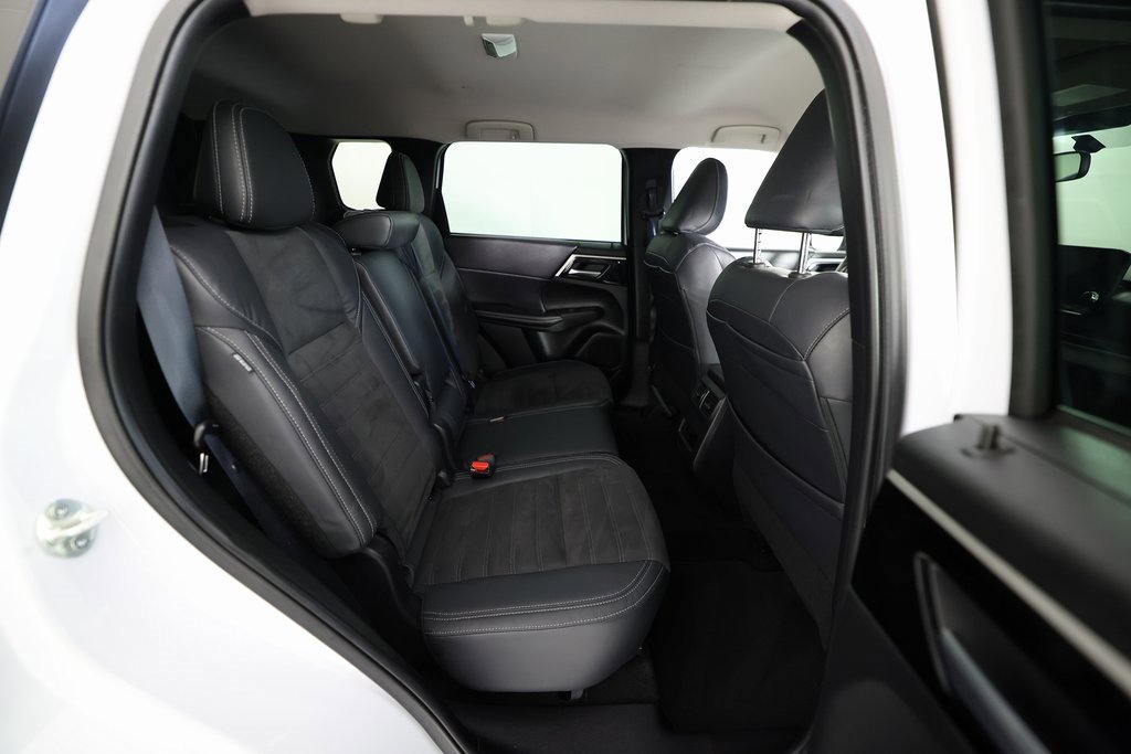 Used 2023 Mitsubishi Outlander SE image 11