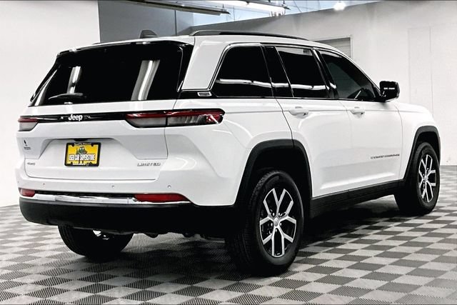 Used 2025 Jeep Grand Cherokee Limited w/ Luxury Tech Group II AWD/4WD image 13