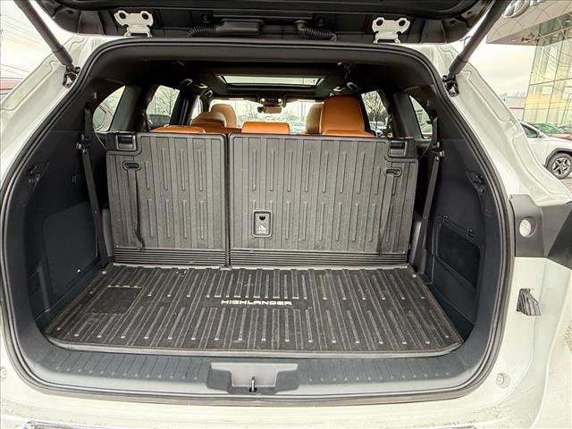 Used 2024 Toyota Highlander Platinum image 15