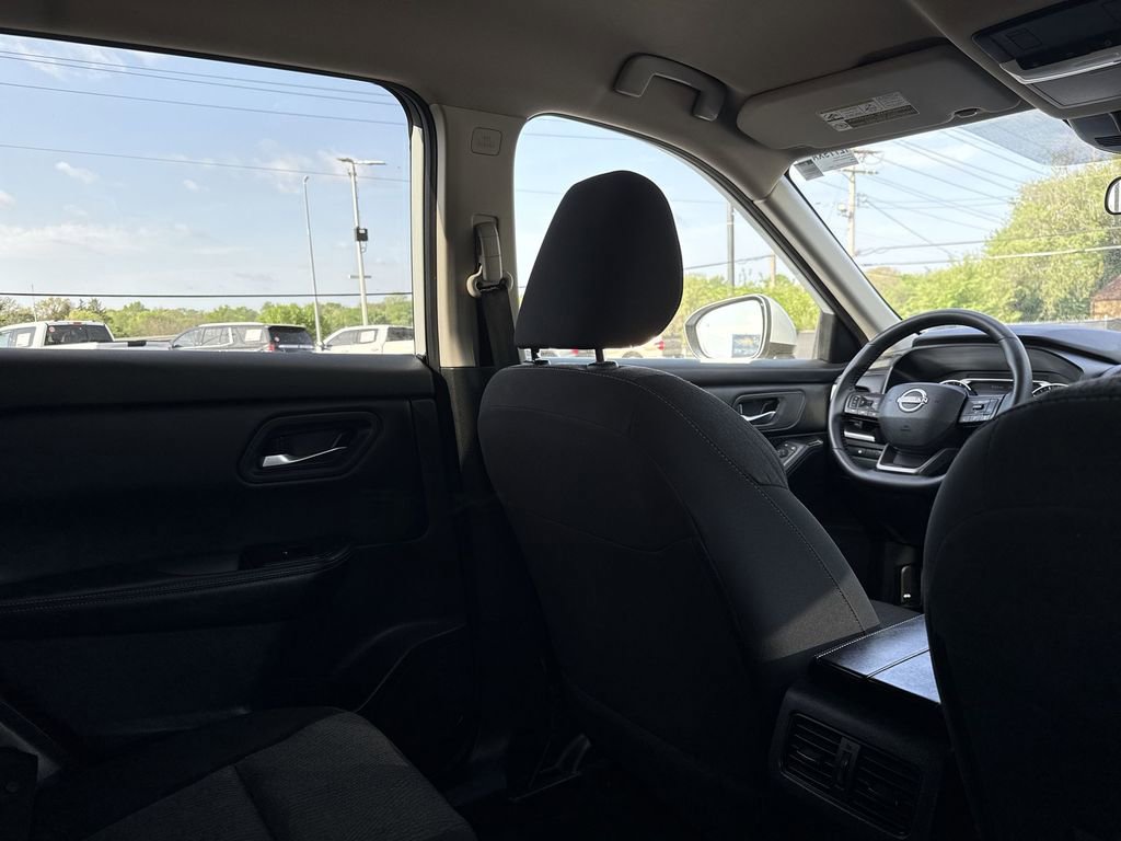 Used 2025 Nissan Rogue SV AWD/4WD image 15