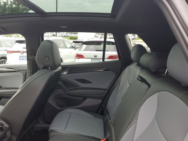 Certified 2025 Volkswagen Tiguan SE R-Line AWD/4WD image 10
