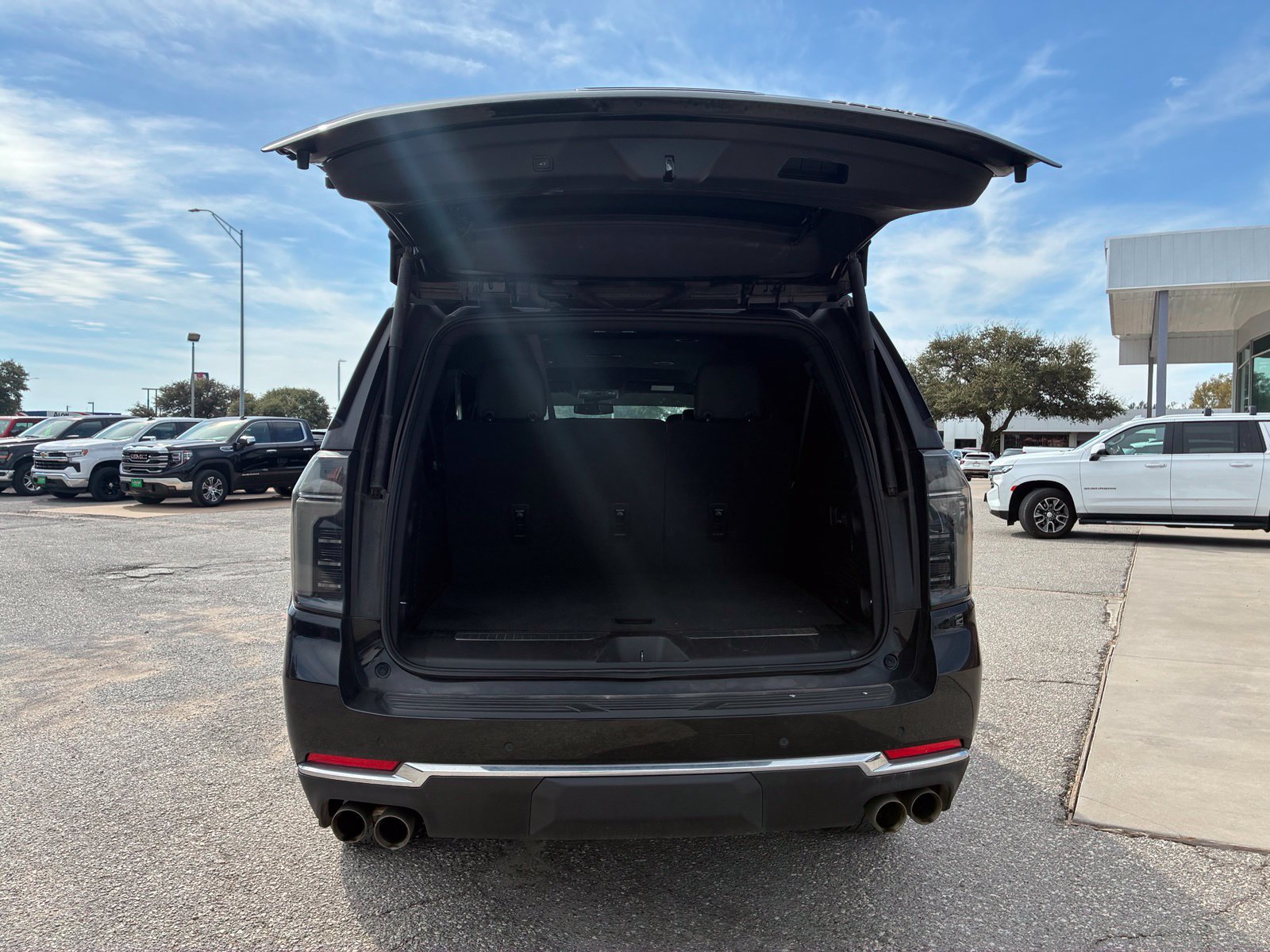 Used 2025 Chevrolet Suburban Premier AWD/4WD image 12