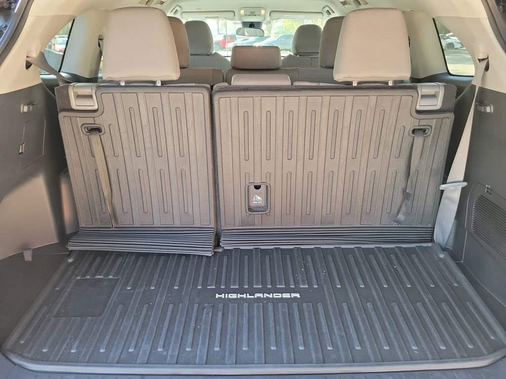Used 2022 Toyota Highlander LE image 9