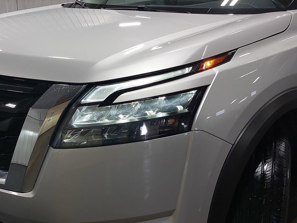 Used 2025 Nissan Pathfinder SV image 33