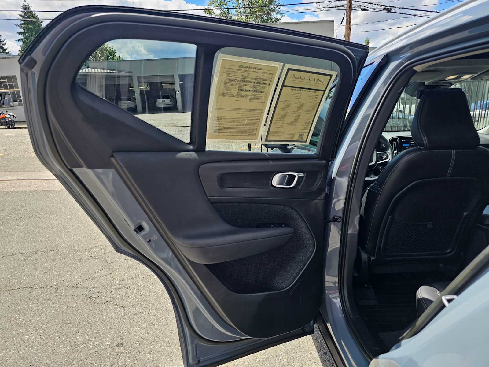 Certified 2023 Volvo XC40 B5 Plus w/ Protection Package Premier AWD/4WD image 17
