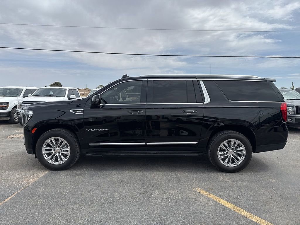 Used 2021 GMC Yukon XL SLT w/ SLT Premium Package image 2