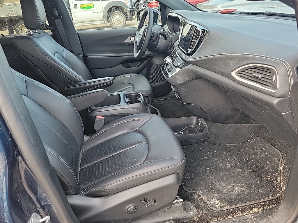 Certified 2025 Chrysler Pacifica Select w/ Uconnect Theater Family Group FWD image 14