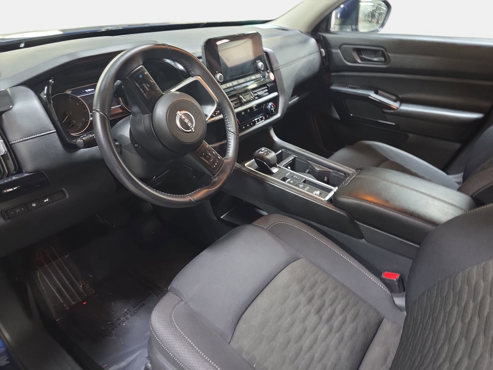 Used 2025 Nissan Pathfinder SV FWD image 16