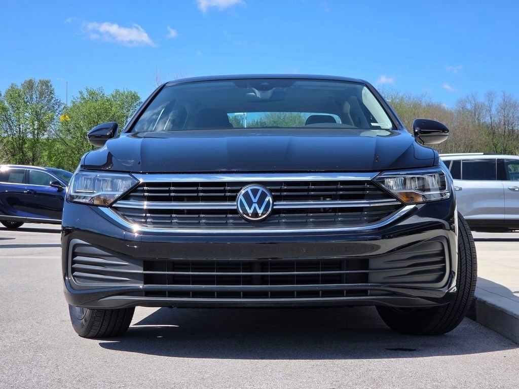 Used 2024 Volkswagen Jetta SE image 3
