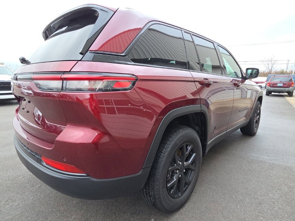 Used 2025 Jeep Grand Cherokee Altitude AWD/4WD image 5