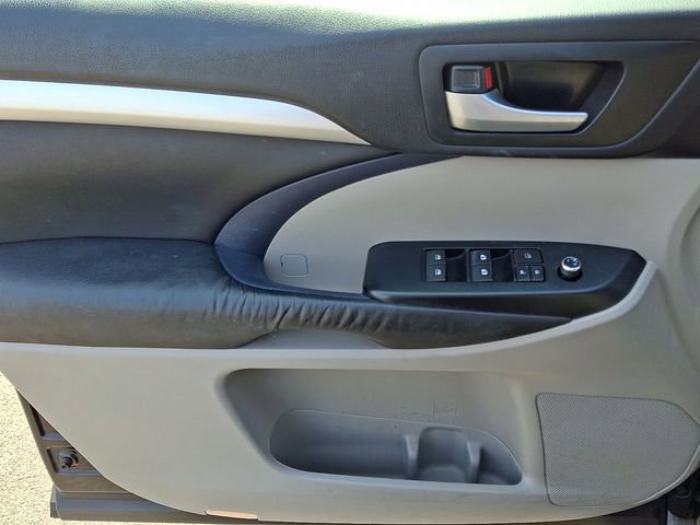 Used 2016 Toyota Highlander XLE w/ Four Season Floor Mat Package image 13