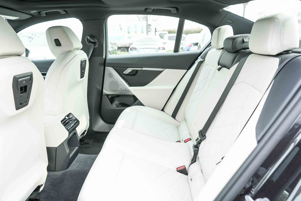 Used 2025 BMW 530i 530i w/ Premium Package image 19