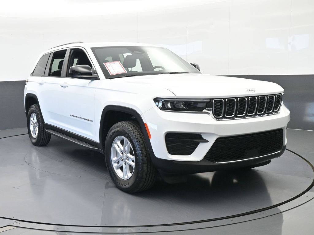Used 2025 Jeep Grand Cherokee Laredo image 9