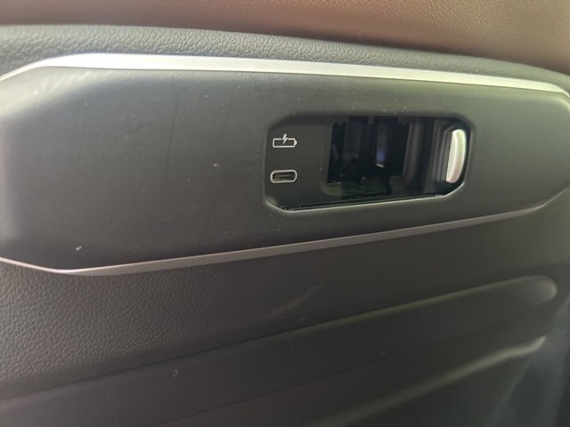 Used 2025 BMW X6 M60i w/ Executive Package image 34
