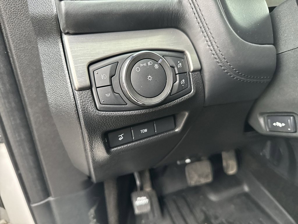 Used 2018 Ford Explorer Platinum image 29