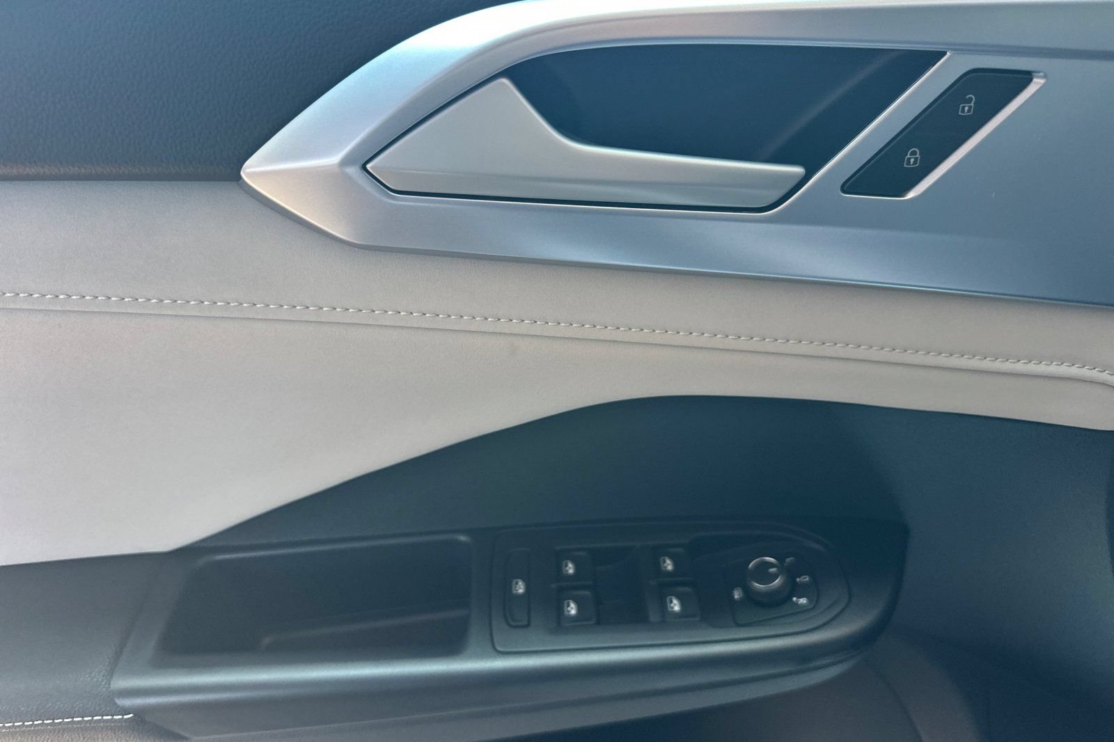 New 2026 Volkswagen Taos SE FWD image 9
