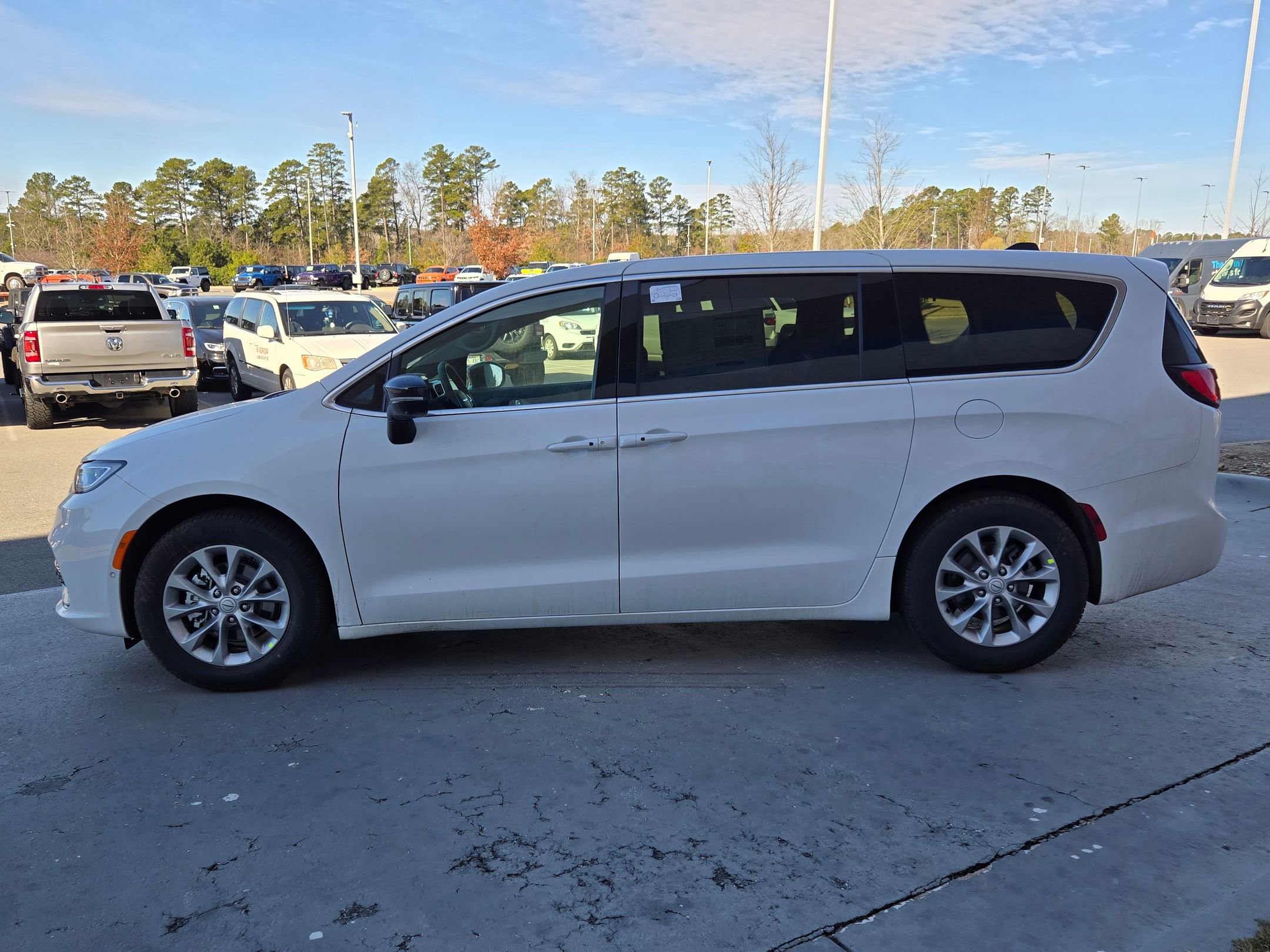 New 2026 Chrysler Pacifica Limited w/ Uconnect Theater Family Group image 4