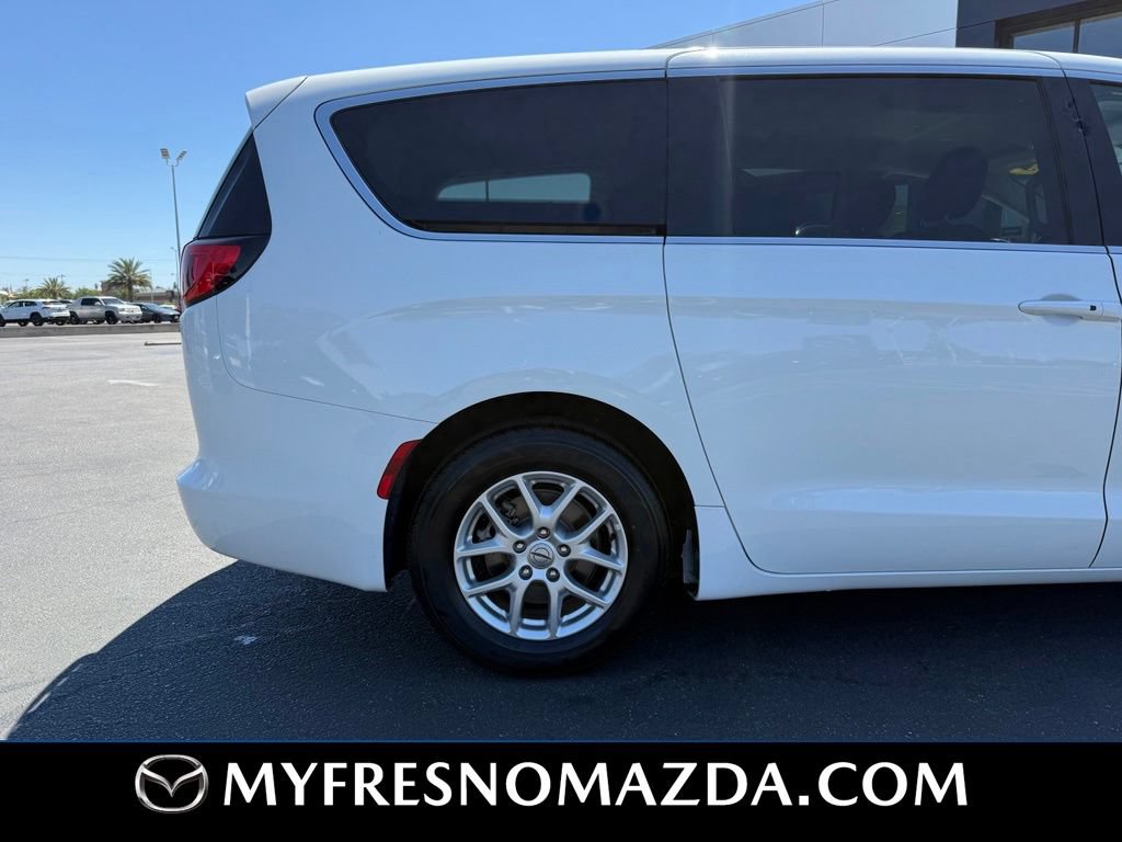 Used 2023 Chrysler Voyager LX FWD image 12