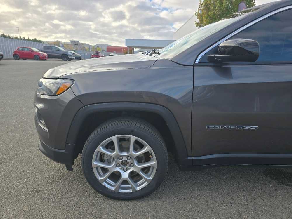 Used 2022 Jeep Compass Latitude AWD/4WD image 18