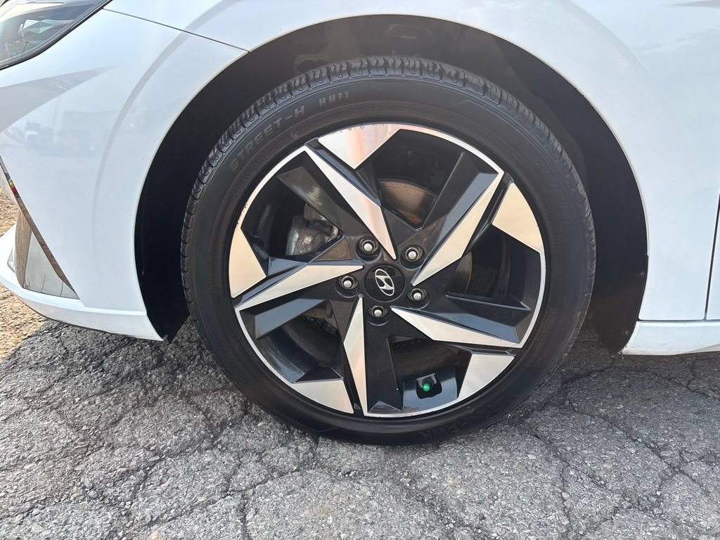 Used 2023 Hyundai Elantra Limited w/ Cargo Package FWD image 11