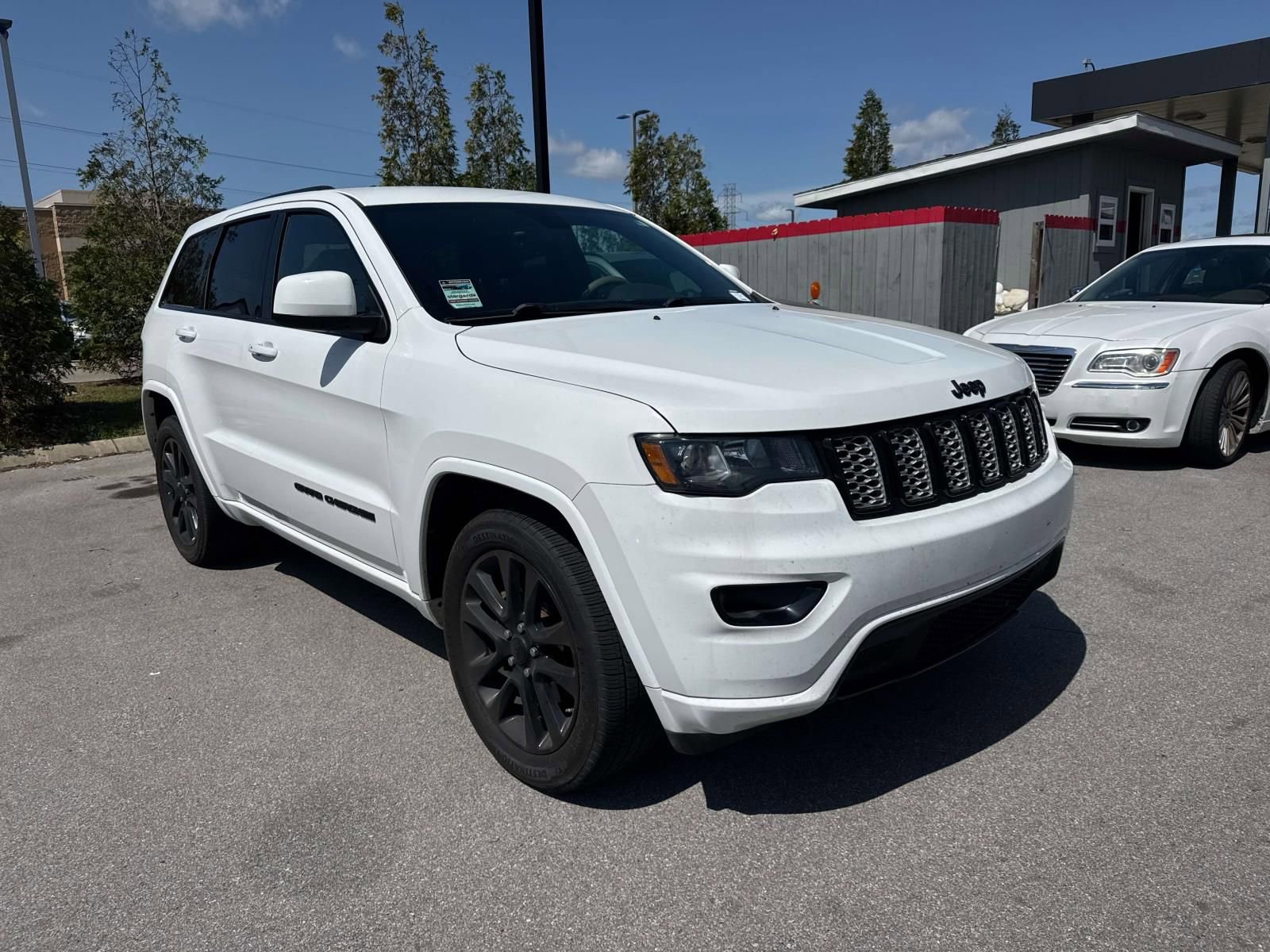 Used 2017 Jeep Grand Cherokee Altitude image 1