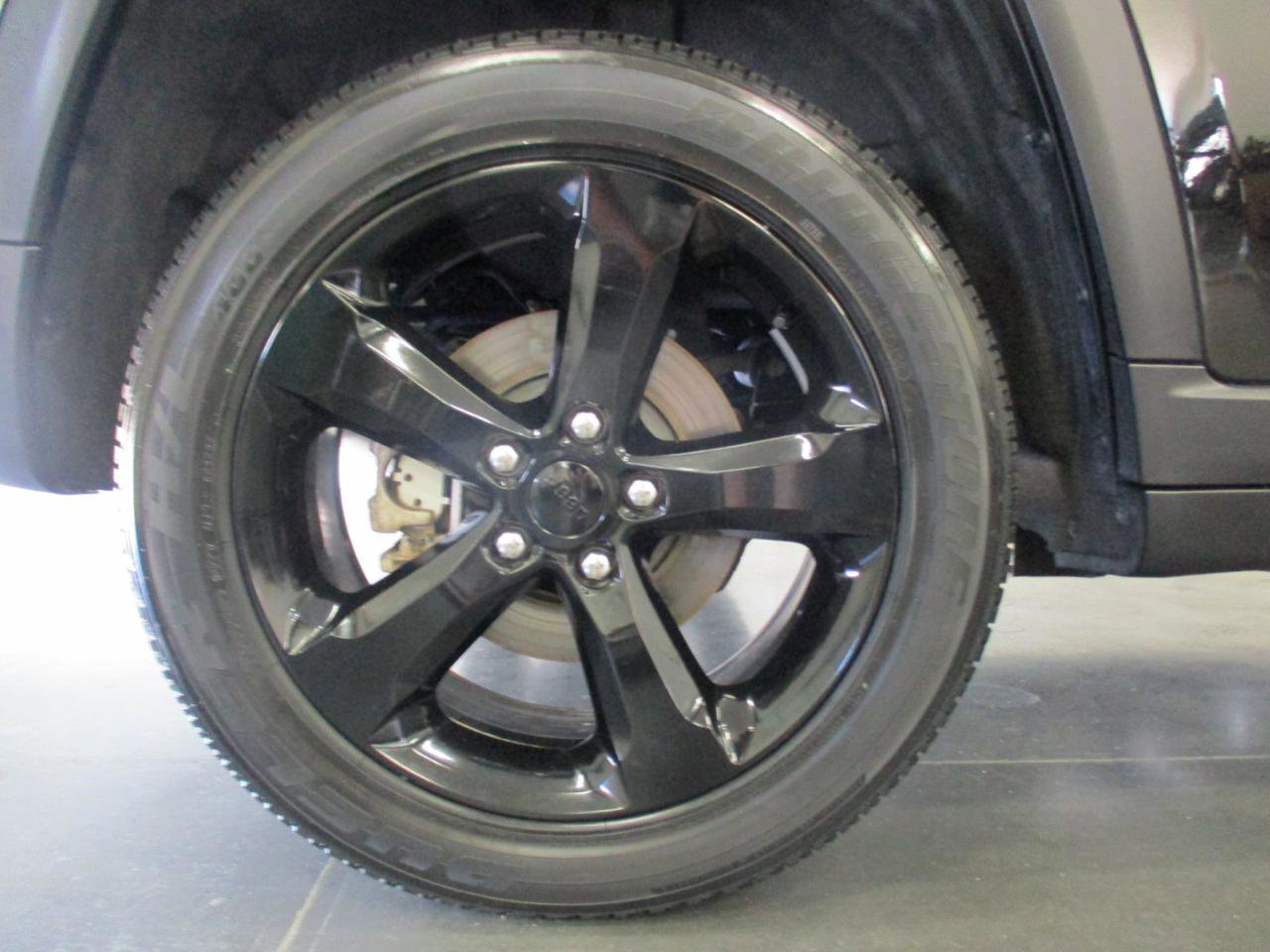 Used 2022 Jeep Grand Cherokee Altitude AWD/4WD image 25